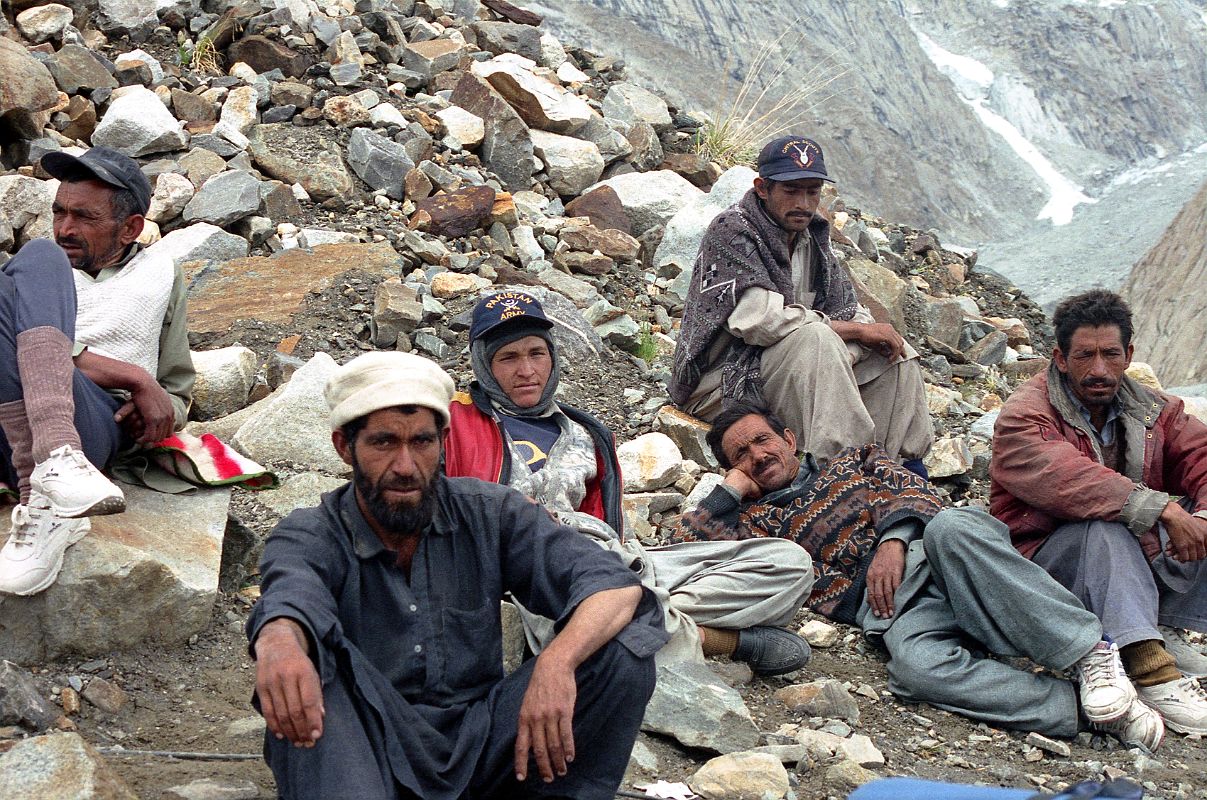 02 Taking A break On The Trek From Khoburtse To Goro II - Sirdar Ali Naqi, Porter, Muhammad Siddiq, Muhammad Khan, Syed, Hayder Khan